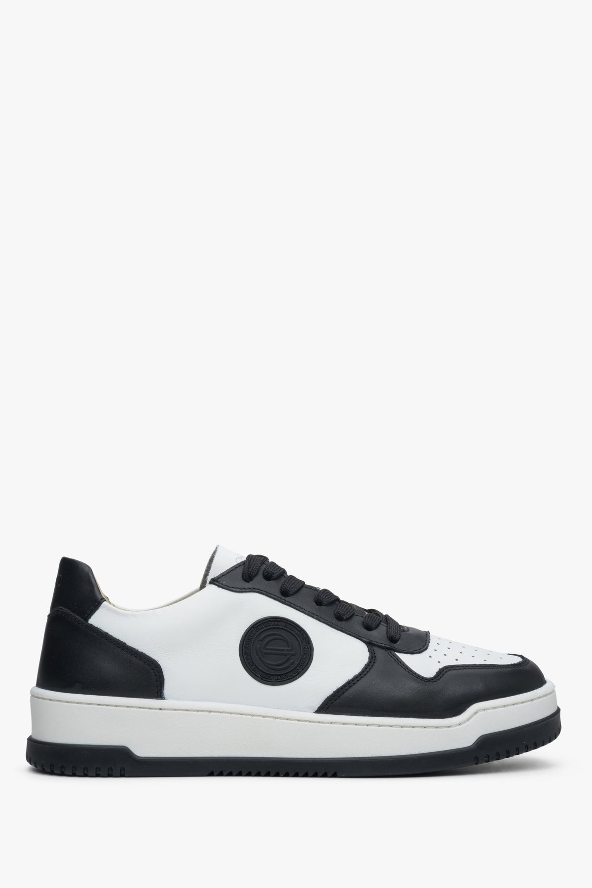 Flaches Seitenprofil der weiß-schwarzen Damen-Sneaker aus Leder mit schwarzem Logo-Emblem