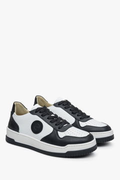 Schräge Frontalansicht des Paares weiß-schwarzer Ledersneaker für Damen