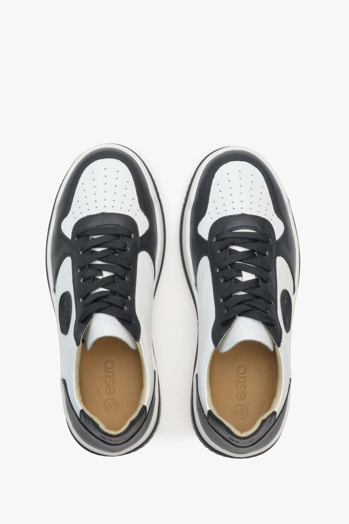 Symmetrische Draufsicht auf das Paar zweifarbiger Sneaker mit schwarzer Schnürung