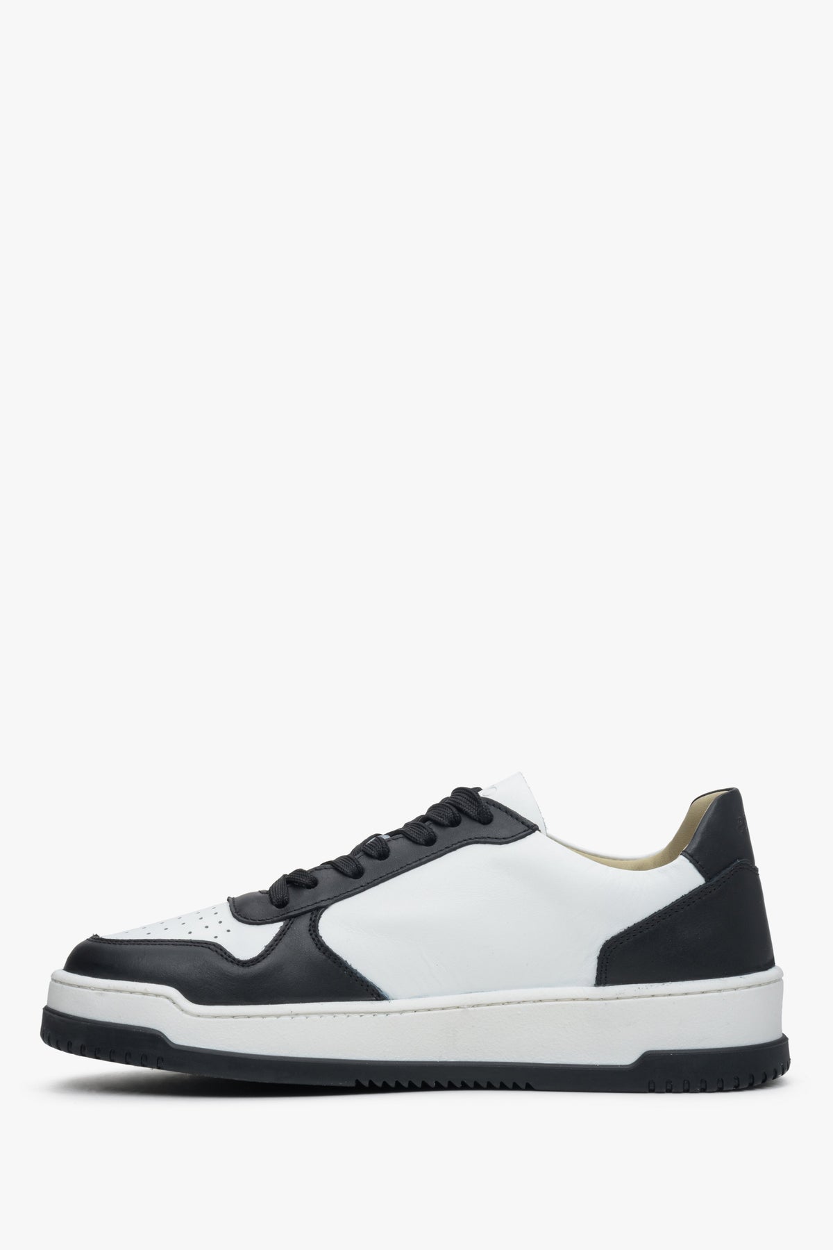 Gegenläufiges Seitenprofil des weiß-schwarzen Sneakers mit flacher Sohle