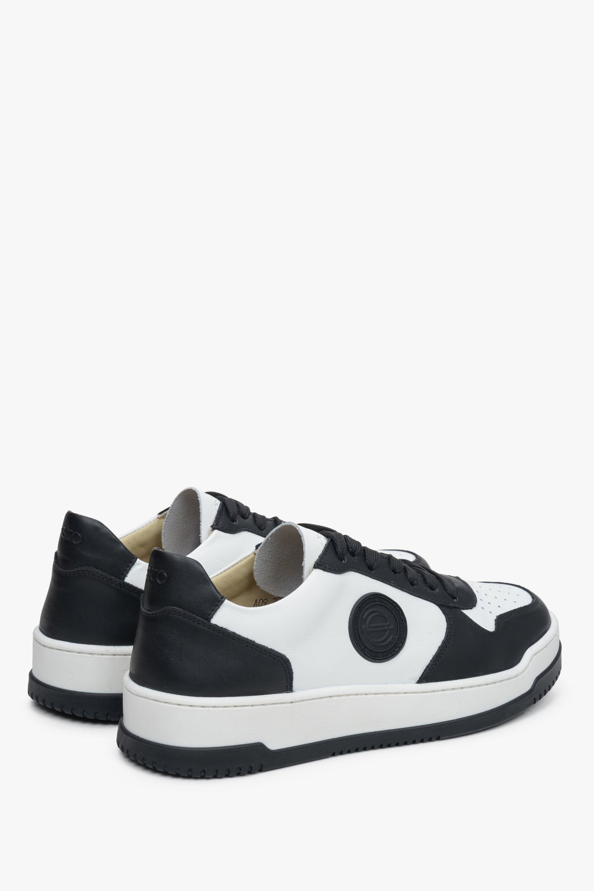 Rückwärtige Schrägansicht des Paares Damen-Sneaker aus italienischem Leder