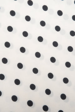Detailaufnahme des feinen Stoffes und des zeitlosen weiß-schwarzen Polka-Dot-Musters