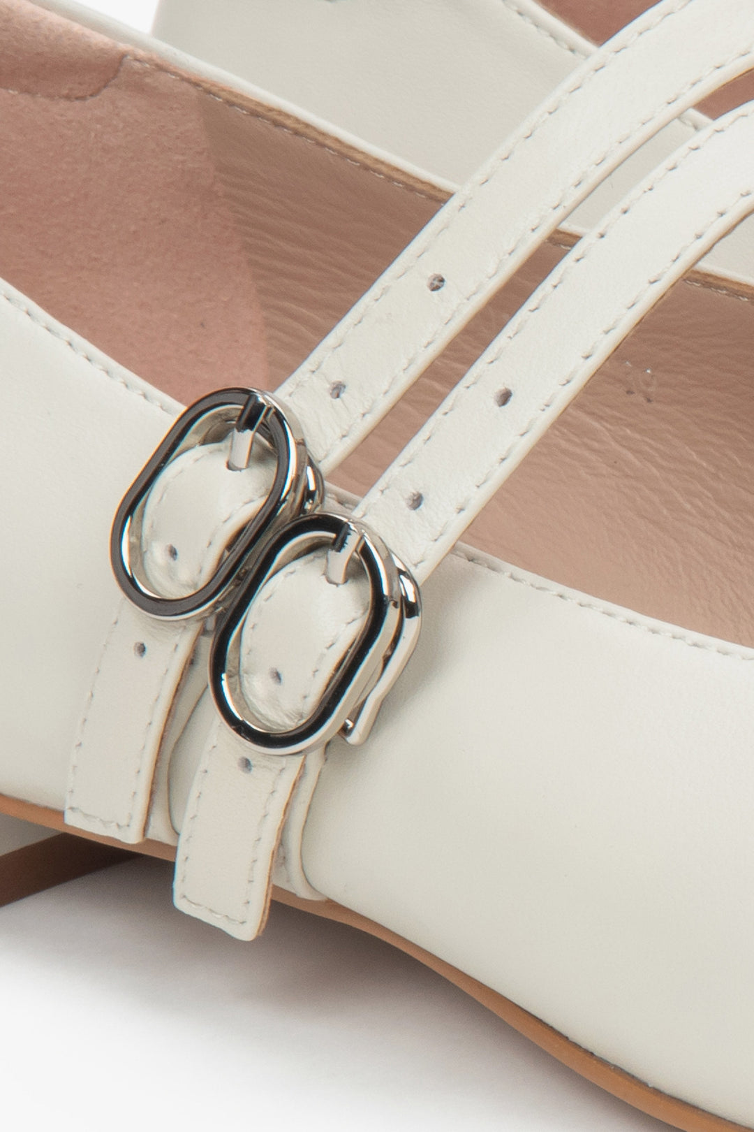 Estro Ballerinas in Weiß mit praktischer Schnalle und Lederfutter ER00117153