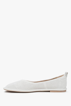 Seitenansicht der weißen Veloursleder-Ballerinas mit flacher Sohle – Estro ER00116923