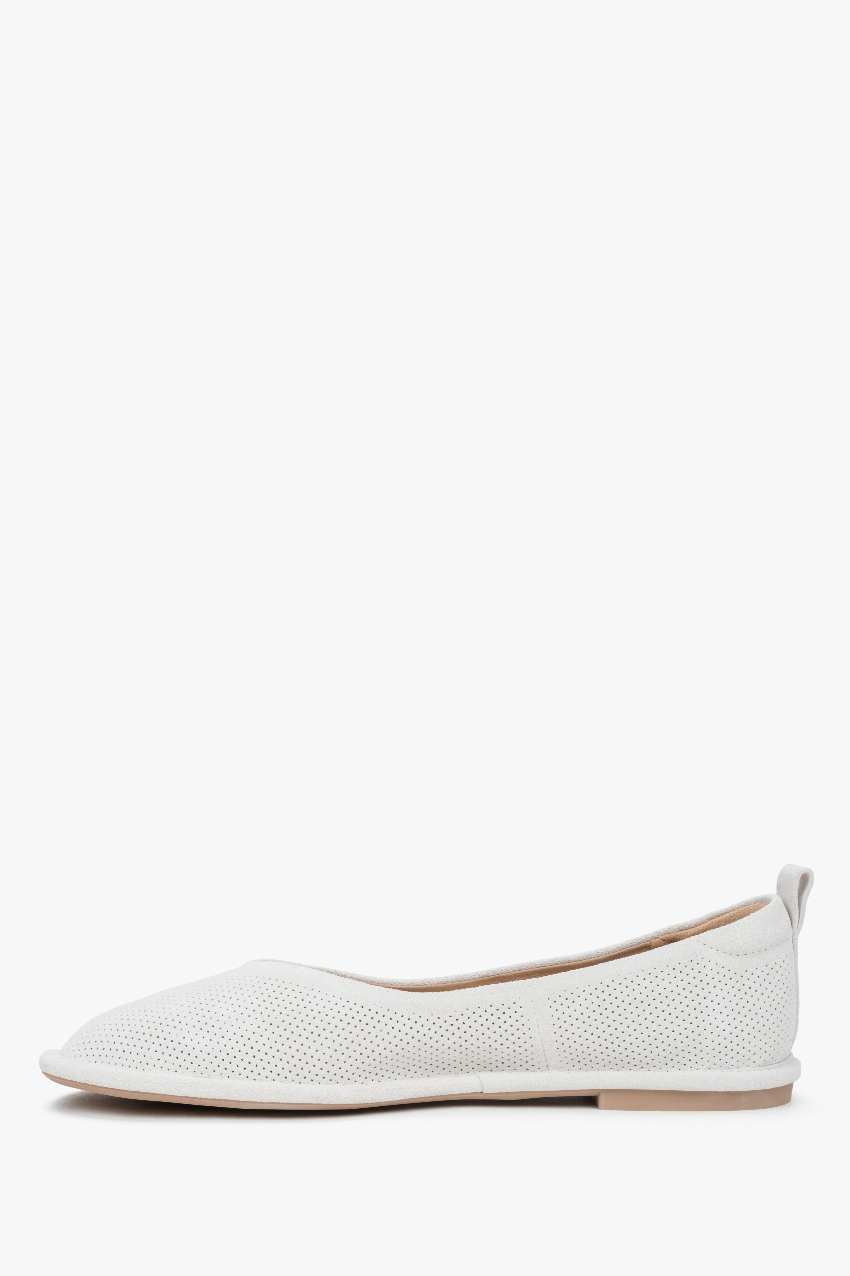 Seitenansicht der weißen Veloursleder-Ballerinas mit flacher Sohle – Estro ER00116923