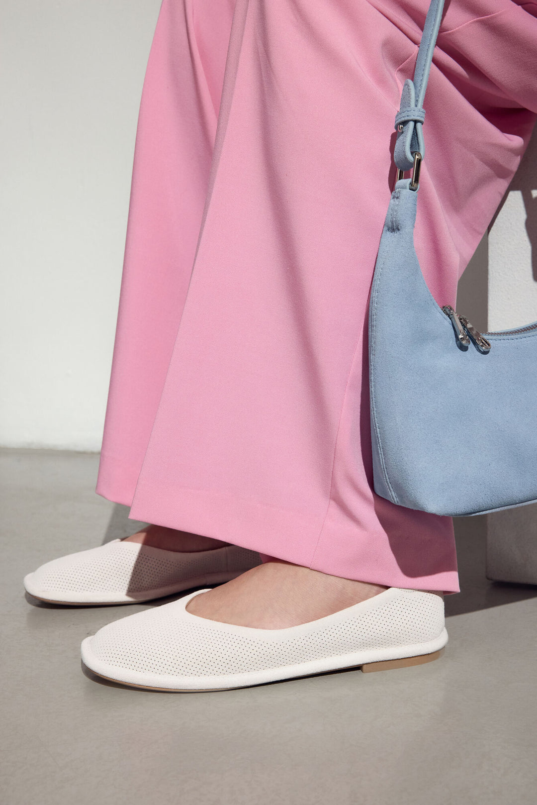 Vorderansicht der weißen Damen-Ballerinas mit spitz zulaufender.