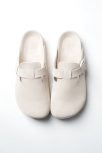Draufsicht auf das Paar weißer Damen-Mules im Clog-Stil aus Velours.