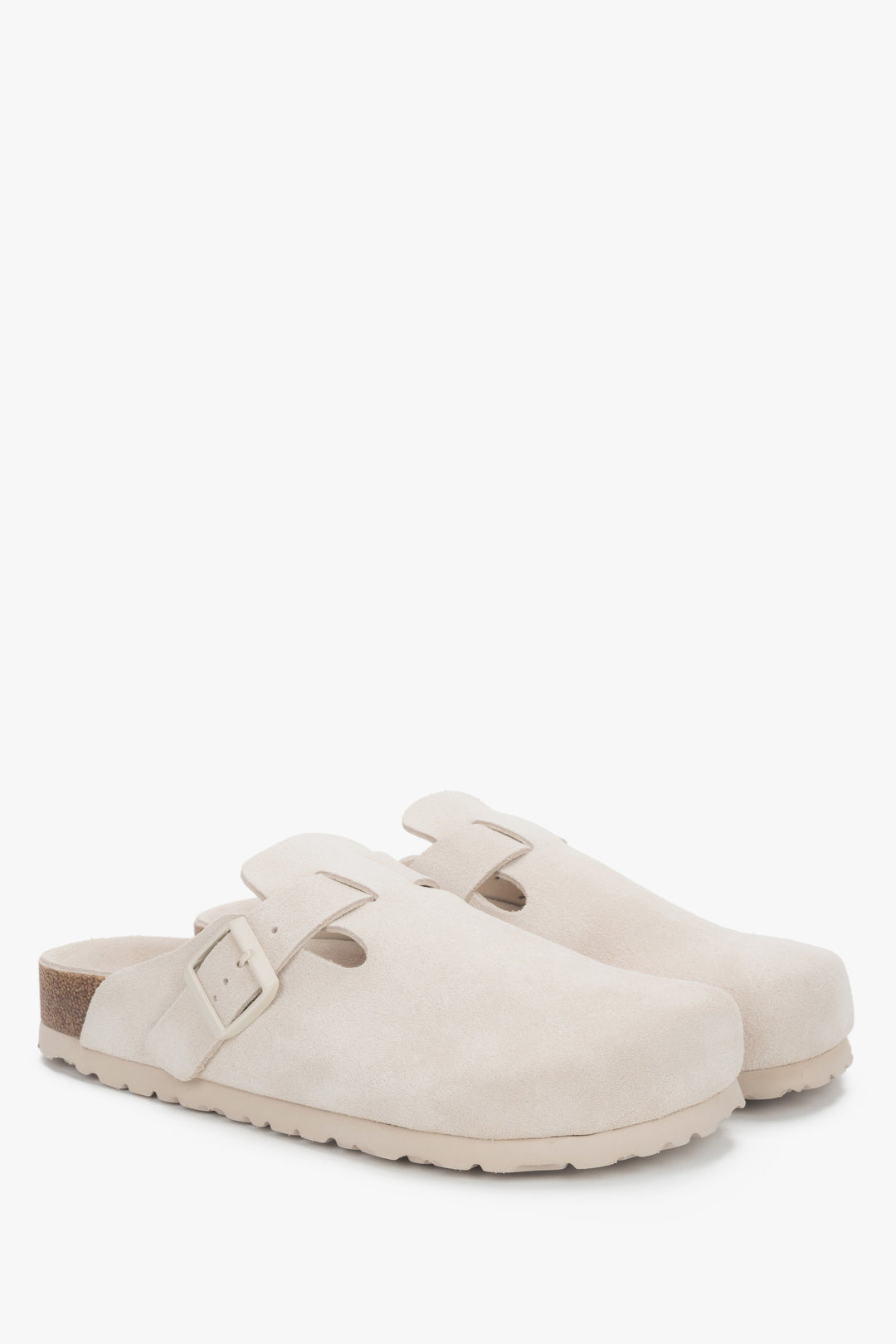 Schräge Ansicht der weißen Velours-Clogs mit verstellbarer Schnalle.