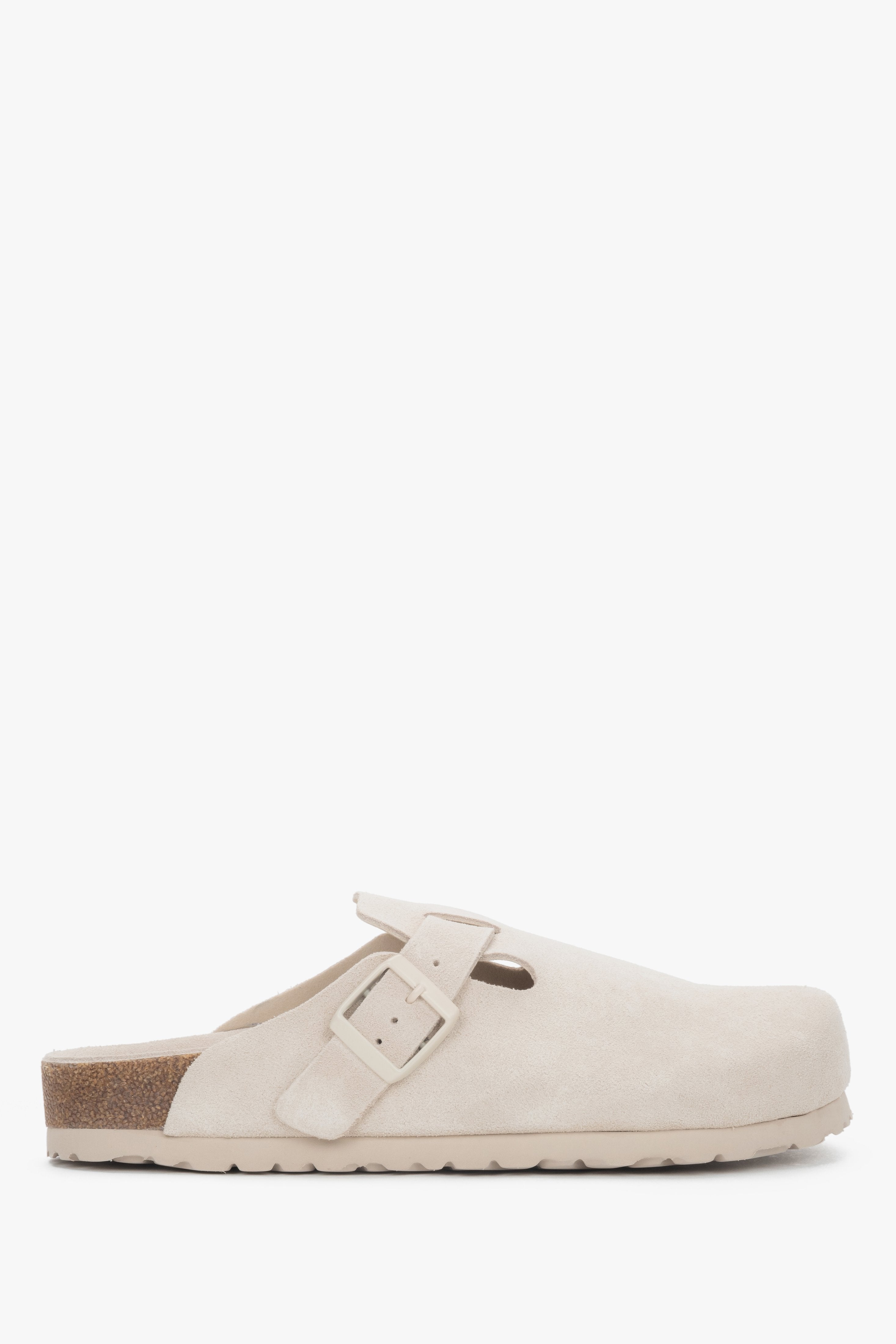 Seitenansicht des weißen Clog-Schuhs mit flacher Gummisohle.