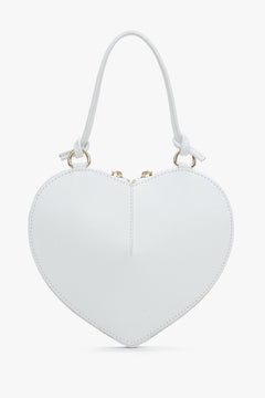 Elegante weiße Handtasche in Herzform als perfektes Accessoire.