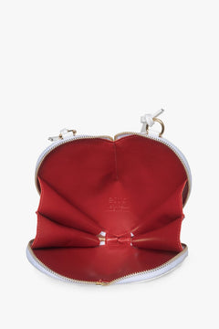 Innenansicht der weißen herzförmigen Tasche mit rotem Futter.