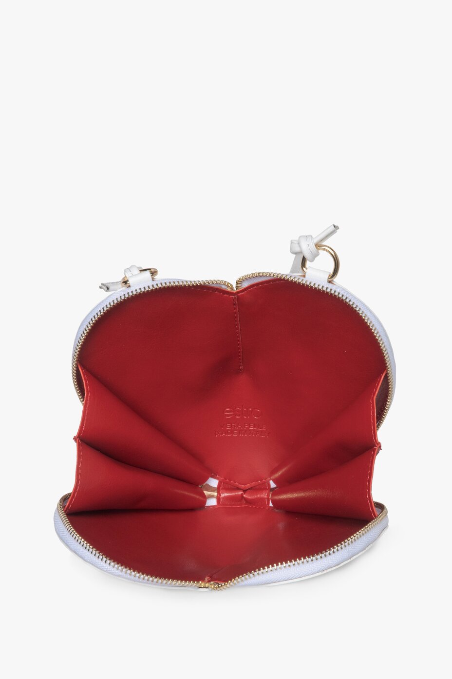 Innenansicht der weißen herzförmigen Tasche mit rotem Futter.