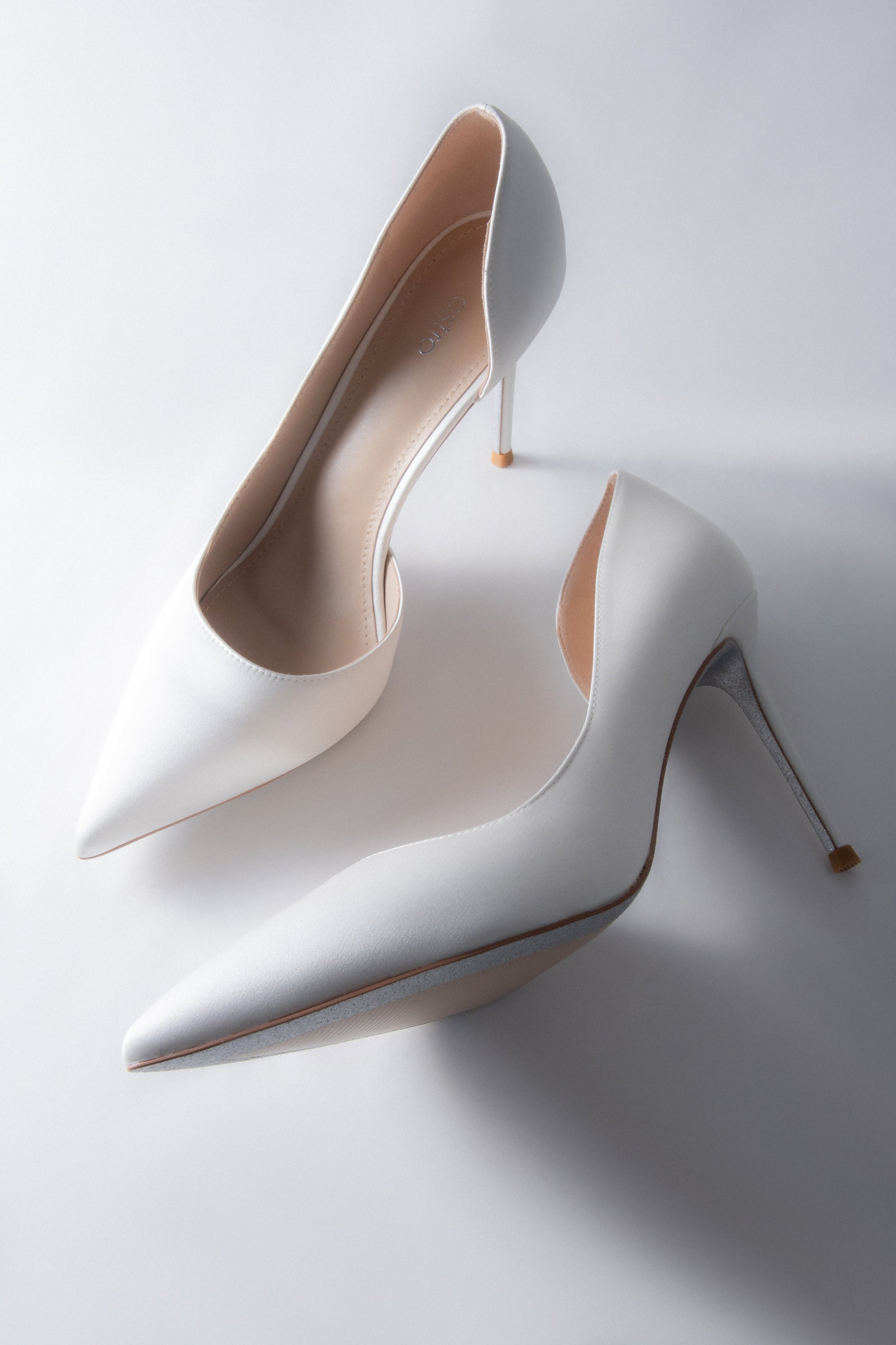 Weiße Damen-High-Heels von Estro mit edlem Satin-Finish und spitzer Kappe.
