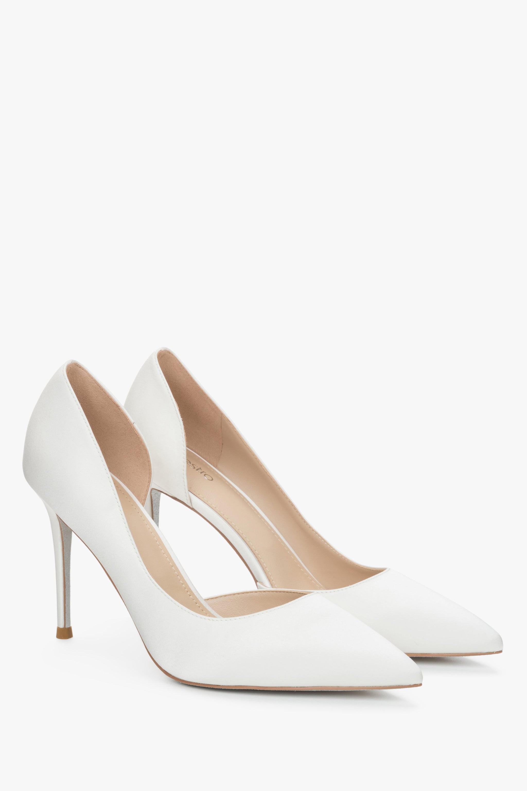Seitenansicht der weißen High Heels mit 9,5 cm hohem Stilettoabsatz.