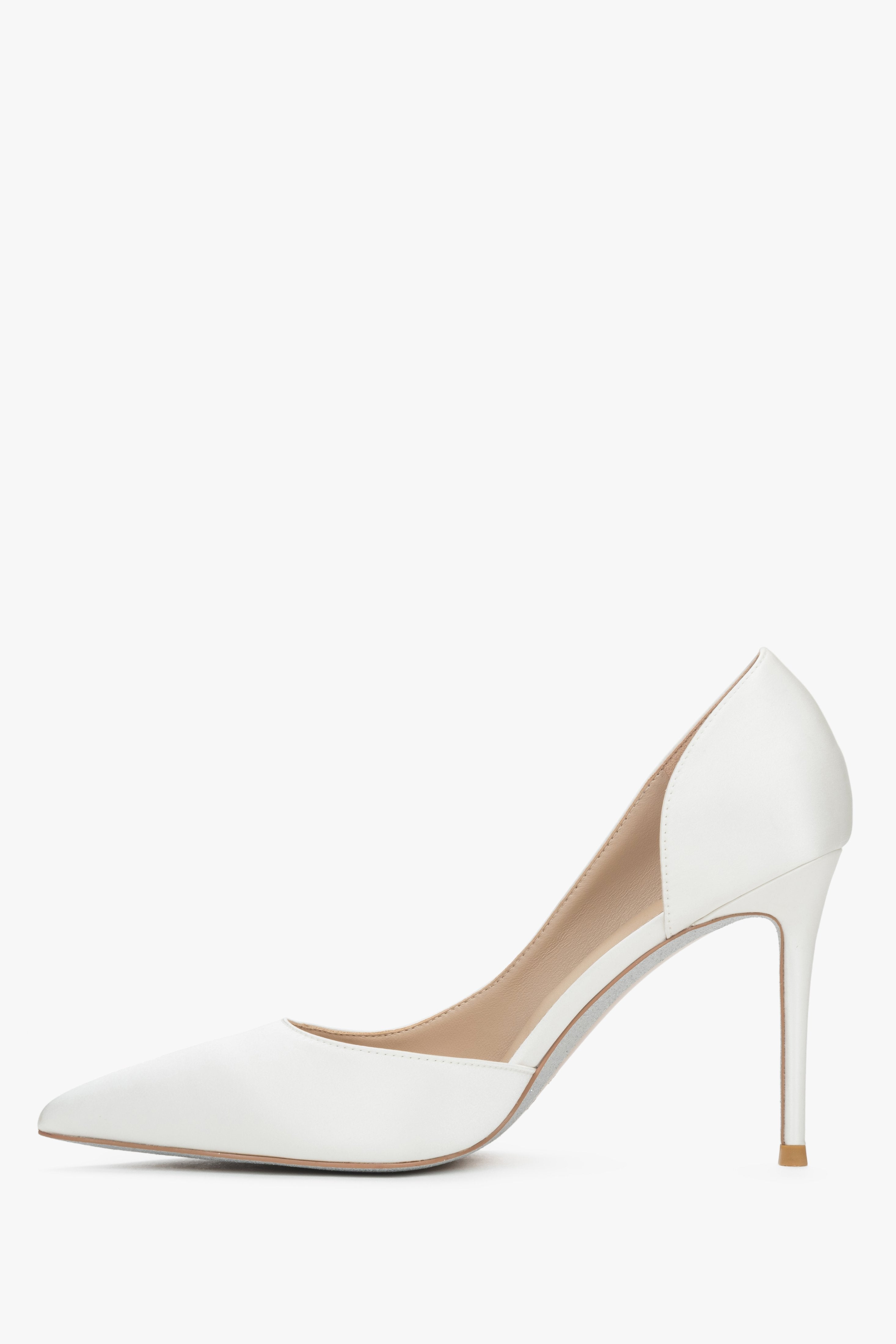 Weiße Damen-High-Heels mit spitz zulaufender Zehenpartie und Satin-Oberfläche.