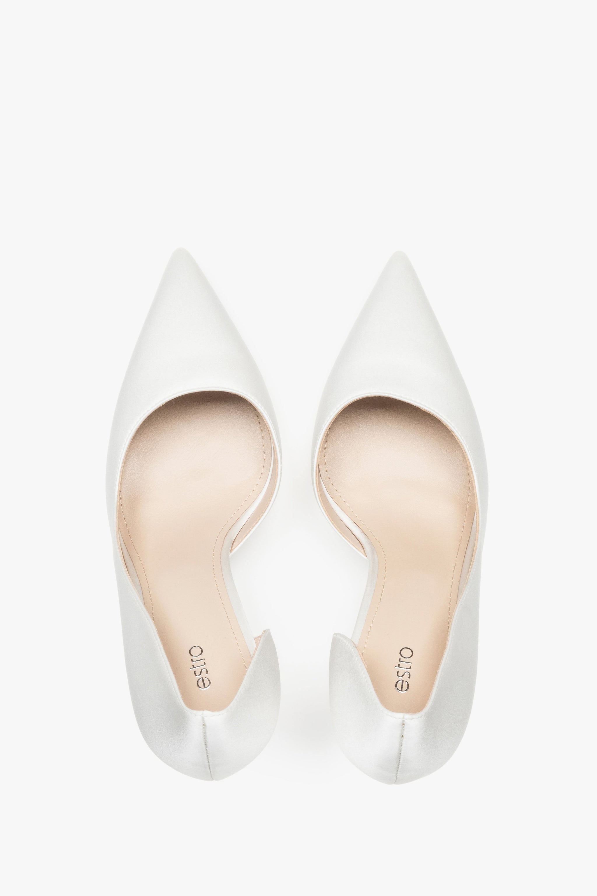 Draufsicht auf weiße High Heels für Damen mit elegantem Satin-Finish.