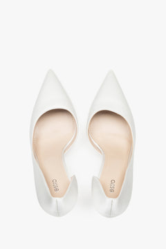 Draufsicht auf weiße High Heels für Damen mit elegantem Satin-Finish.