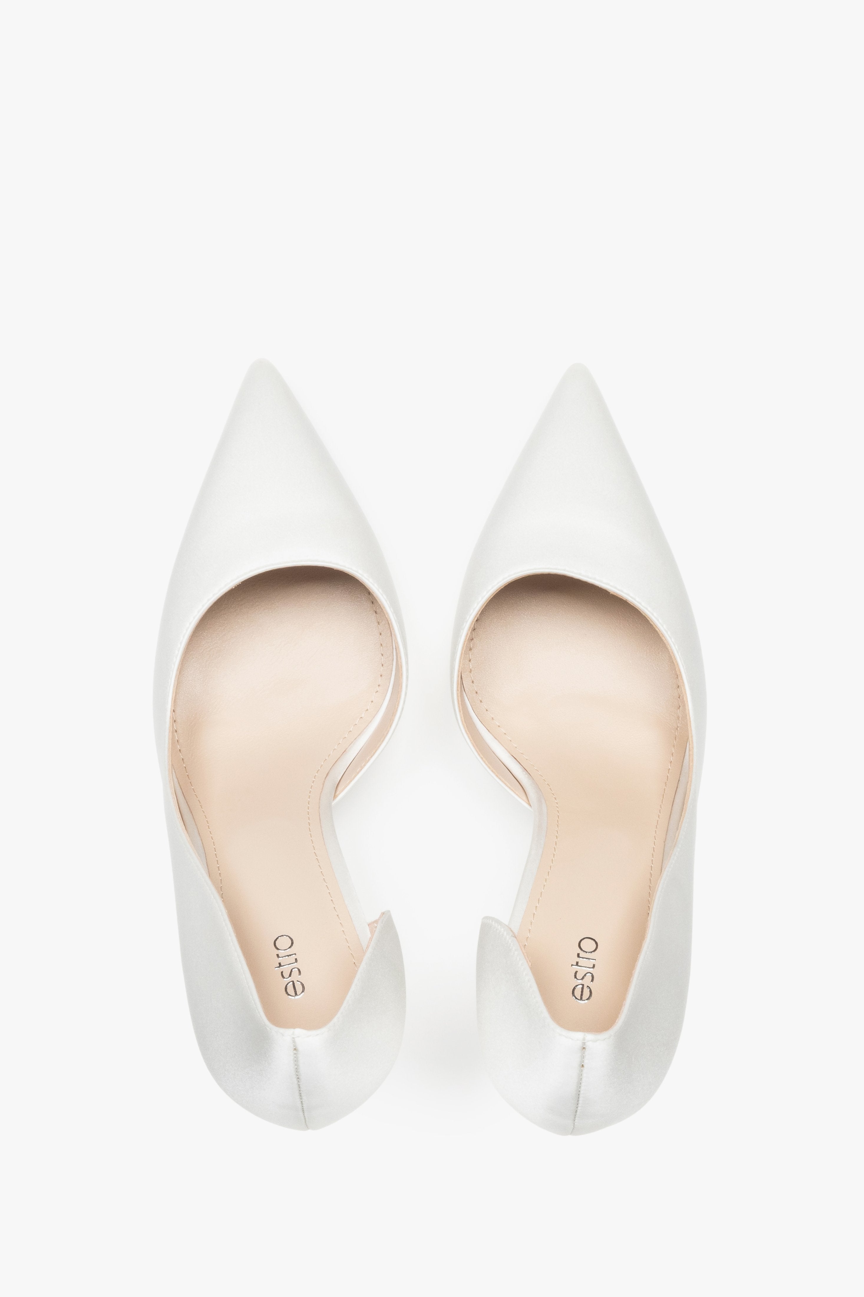 Draufsicht auf weiße High Heels für Damen mit elegantem Satin-Finish.