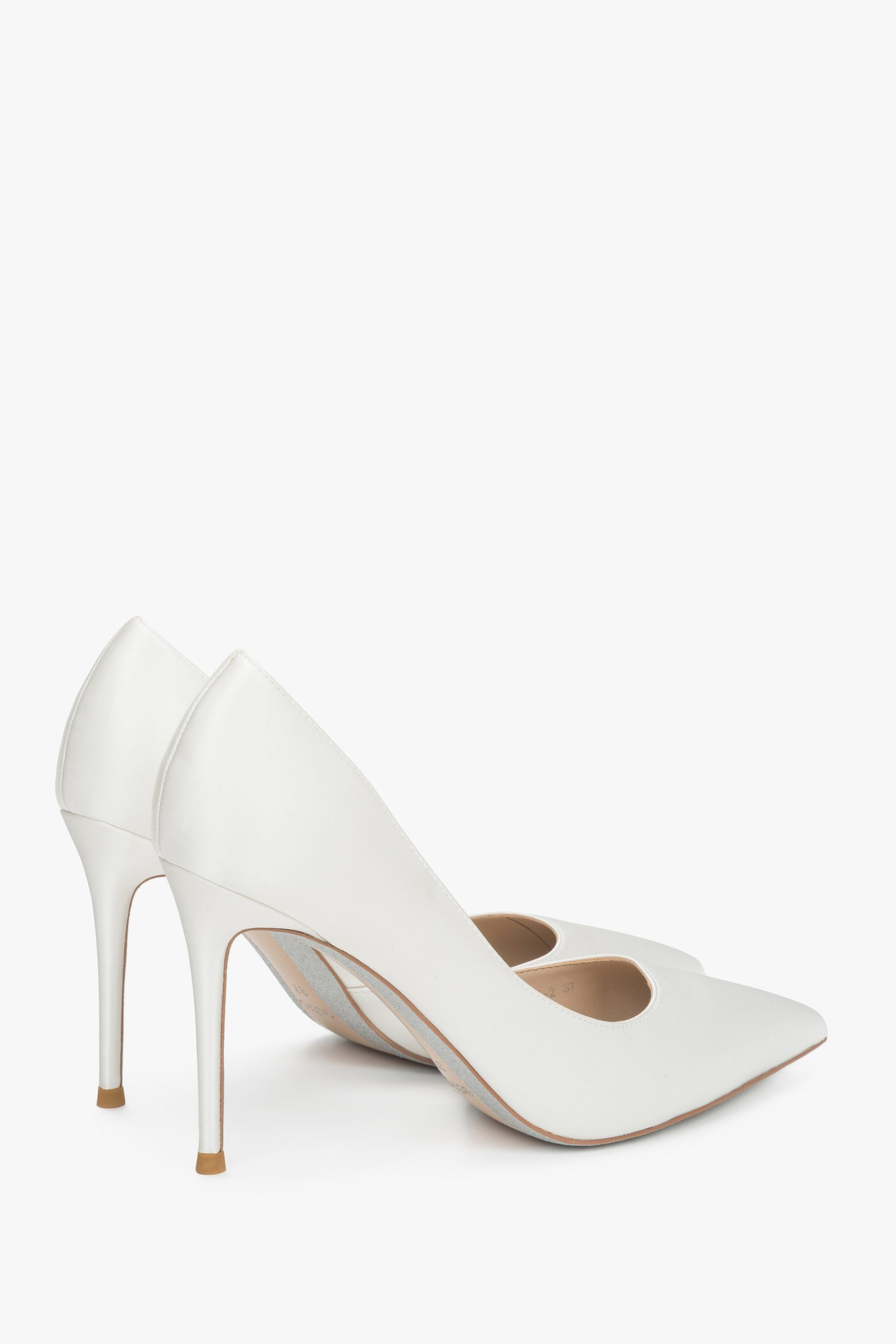Rückansicht der weißen Damen-High-Heels mit schmalem Stilettoabsatz.