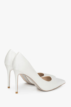Rückansicht der weißen Damen-High-Heels mit schmalem Stilettoabsatz.