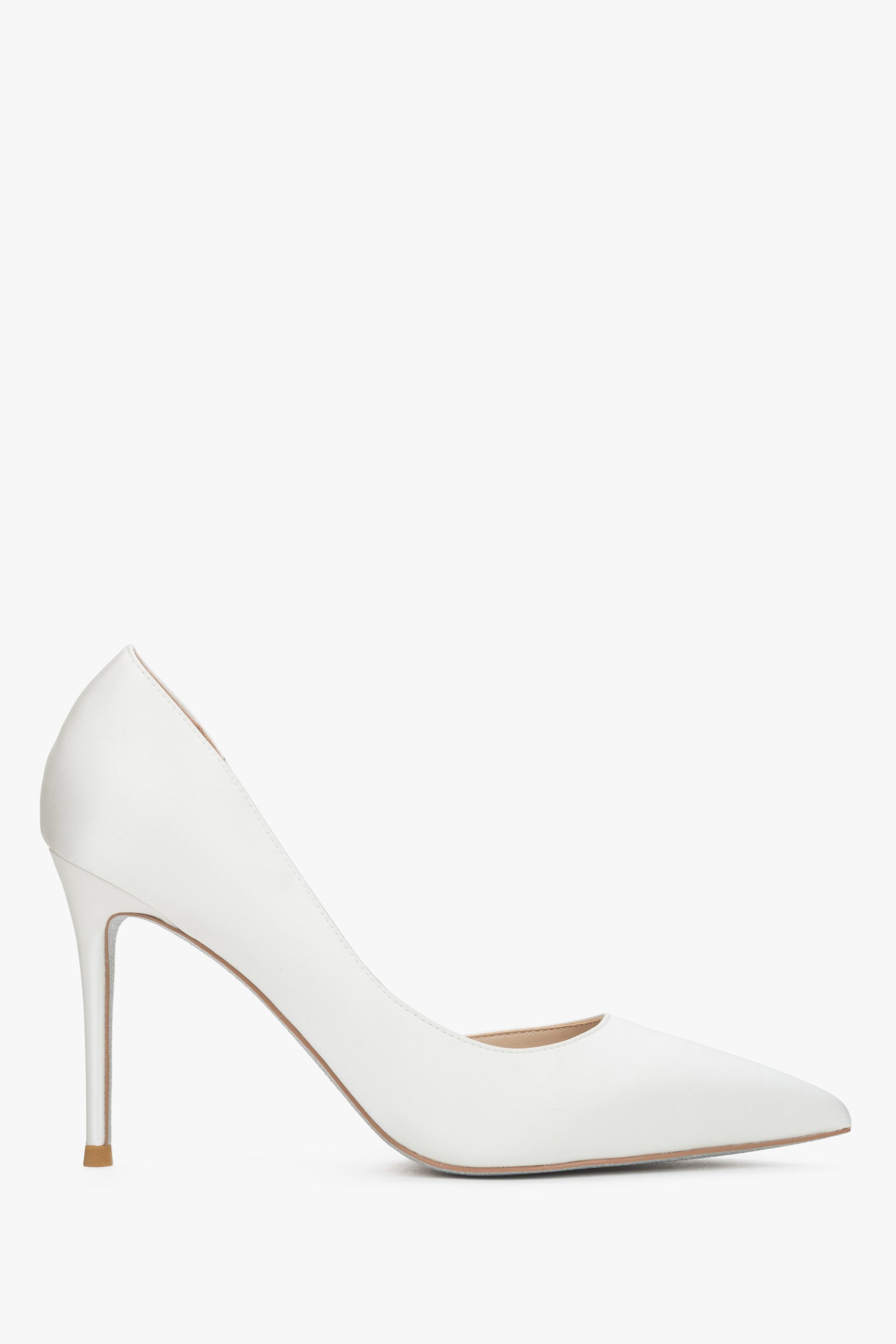 Seitenasicht auf weiße High Heels für Damen mit elegantem Satin-Finish.