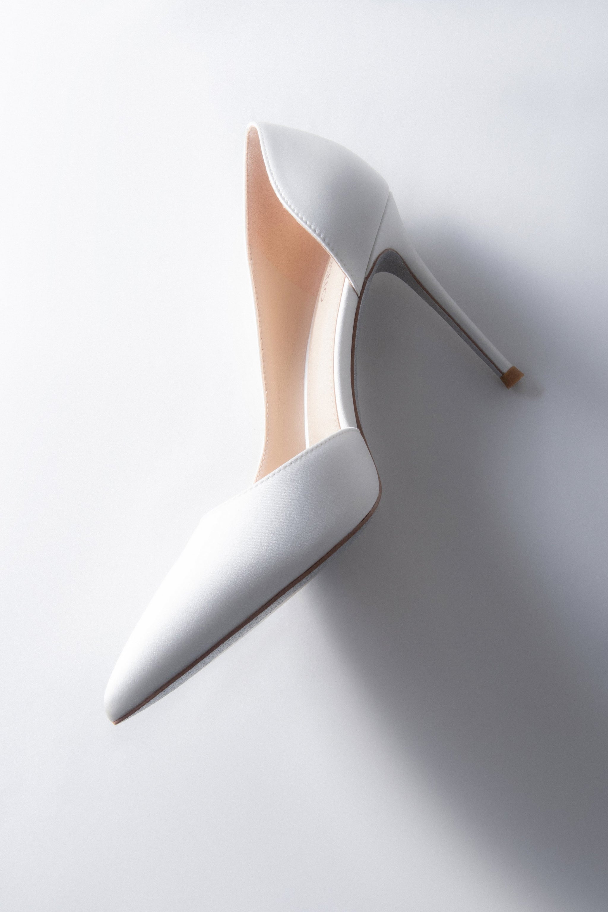 Weiße Damen-High-Heels von Estro mit edlem Satin-Finish.