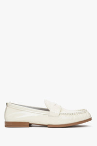 Weiße Damen-Loafer aus Lackleder in Seitenansicht – Estro ER00116904