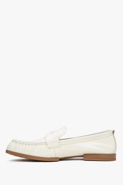 Nahaufnahme eines weißen Damen-Loafers aus Lackleder – Estro ER00116904