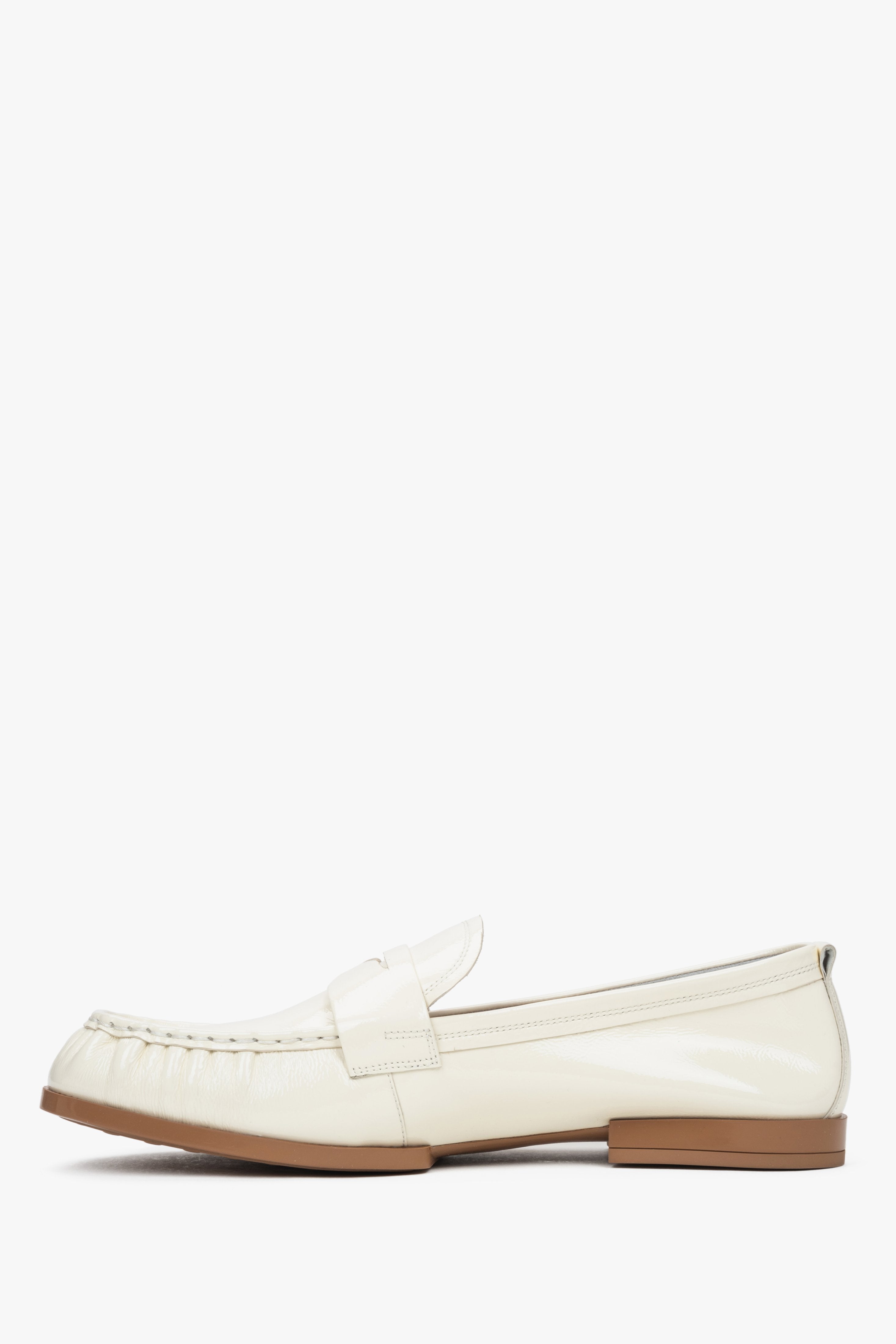 Nahaufnahme eines weißen Damen-Loafers aus Lackleder – Estro ER00116904