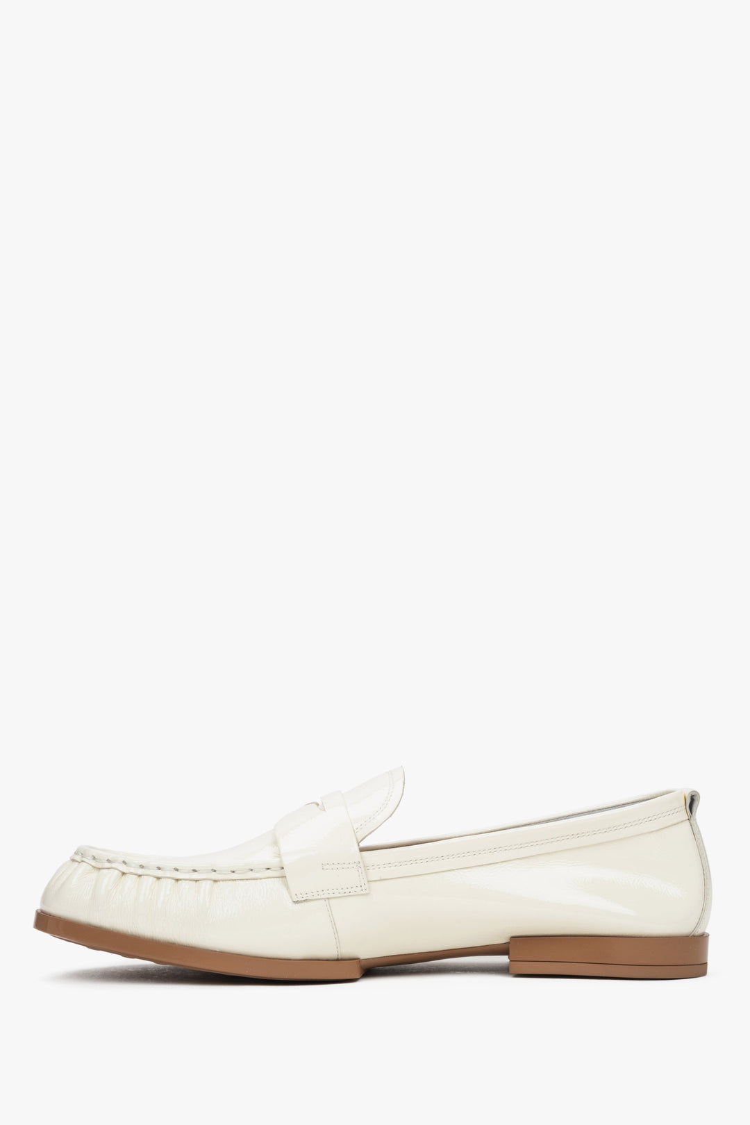 Nahaufnahme eines weißen Damen-Loafers aus Lackleder – Estro ER00116904