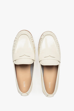 Klassischer Damen-Slipper in Weiß mit glänzender Oberfläche – Estro ER00116904