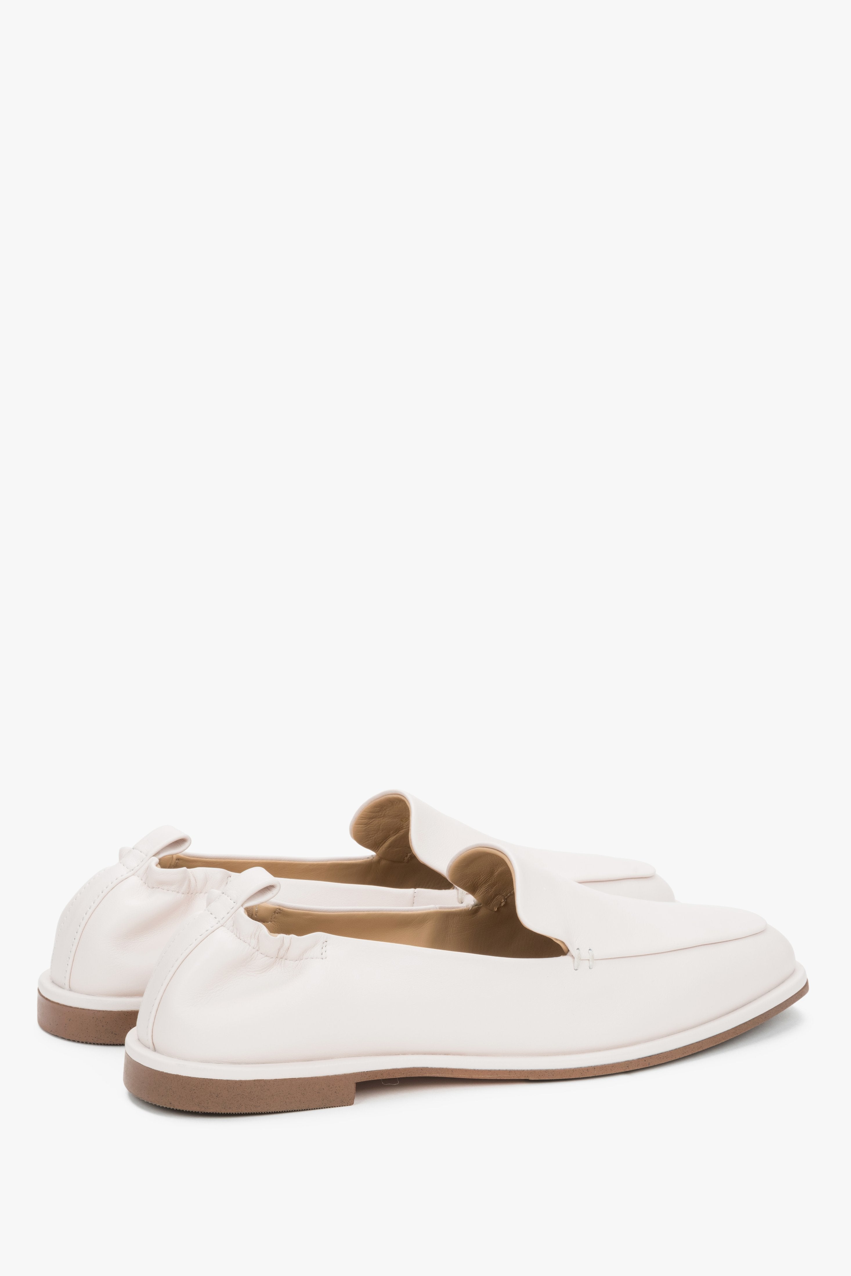 Weiße Damen-Loafer aus Leder in seitlicher Paaransicht mit Gummisohle
