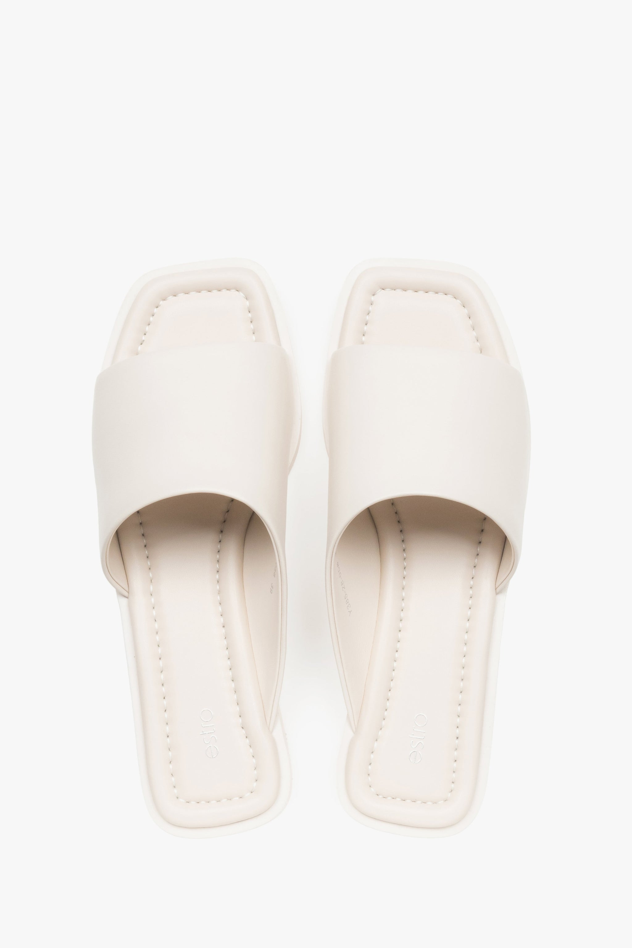 Draufsicht auf die Pantoletten, welche die modische Square-Toe Form deutlich hervorhebt.