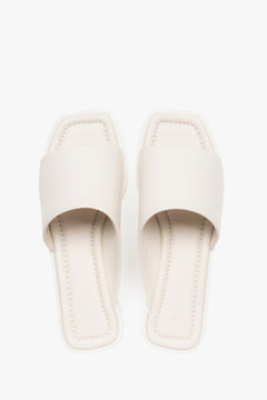 Draufsicht auf die Pantoletten, welche die modische Square-Toe Form deutlich hervorhebt.