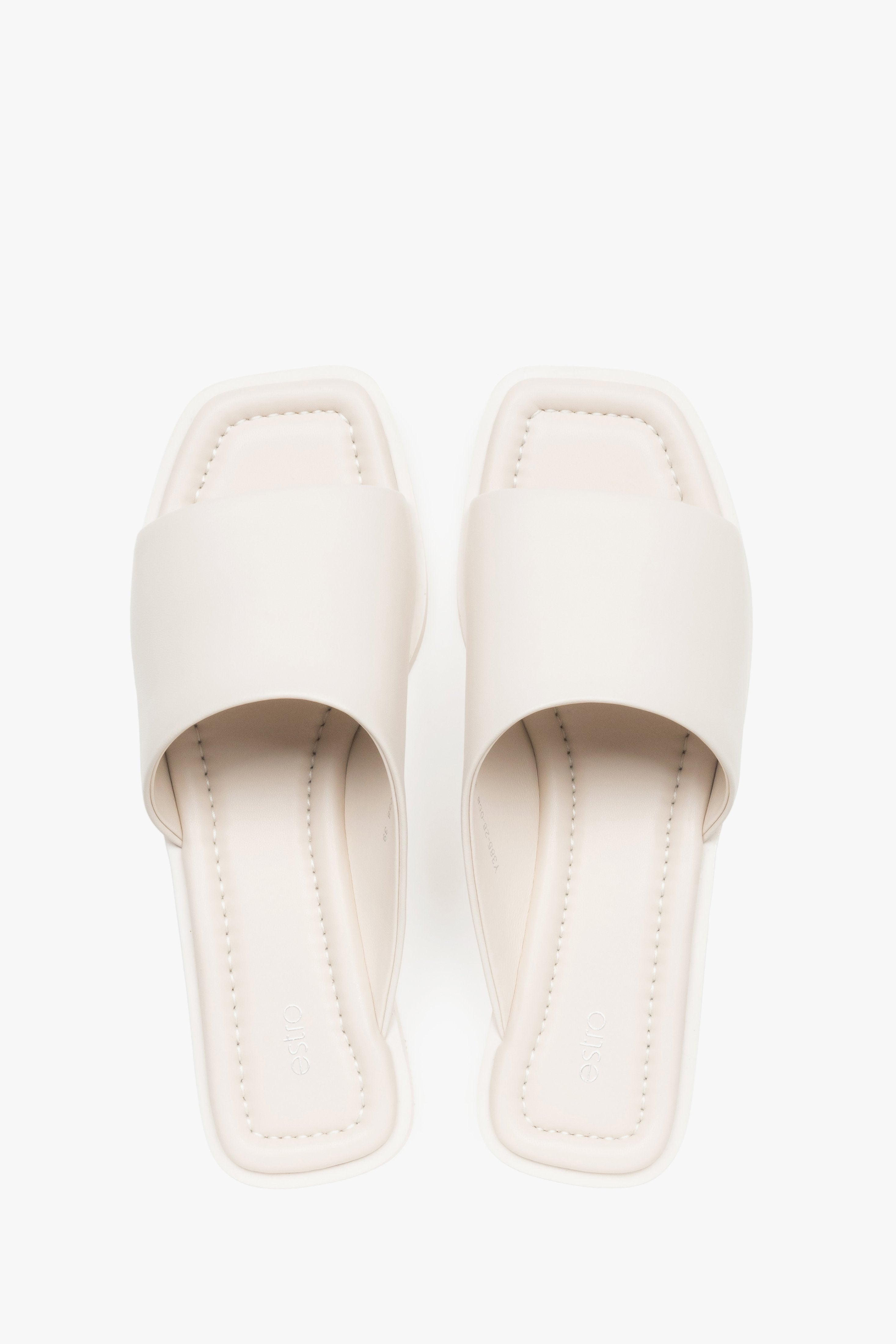 Draufsicht auf die Pantoletten, welche die modische Square-Toe Form deutlich hervorhebt.