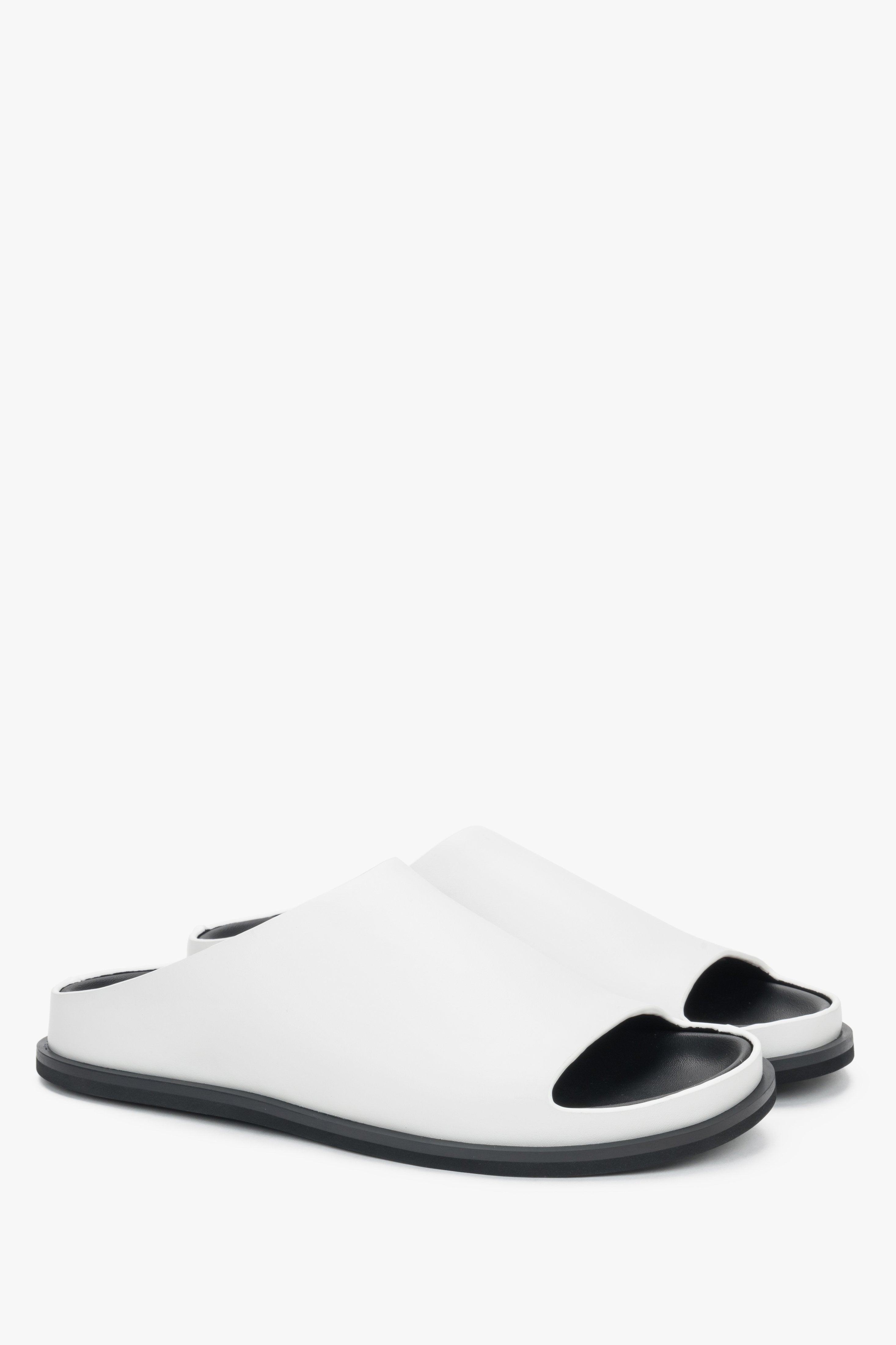 Schräge Seitenansicht der bequemen weißen Damen-Pantoletten im minimalistischen Stil.