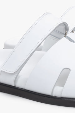 Detailaufnahme weißer Damen-Pantoletten aus echtem Leder mit regulierbarem Riemen