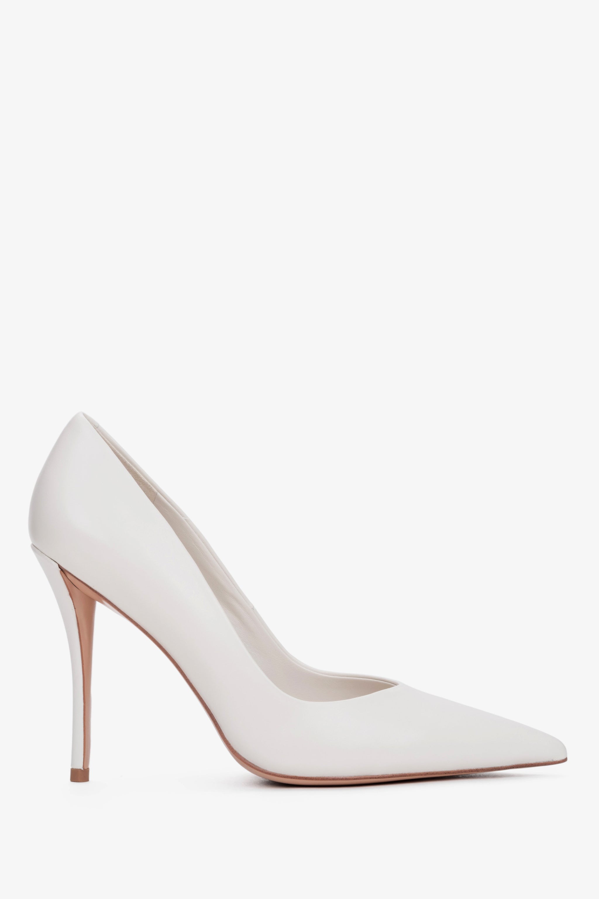 Weißer Damen-Pumps aus Echtleder in seitlicher Ansicht mit hohem Stilettoabsatz