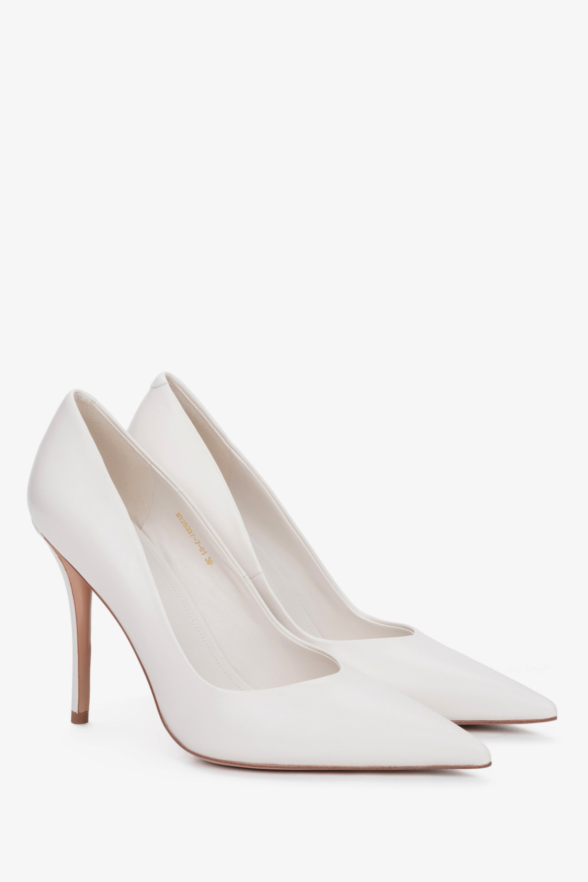 Weißer Damen-Pumps aus Leder in schräger Vorderansicht mit spitzer Schuhspitze