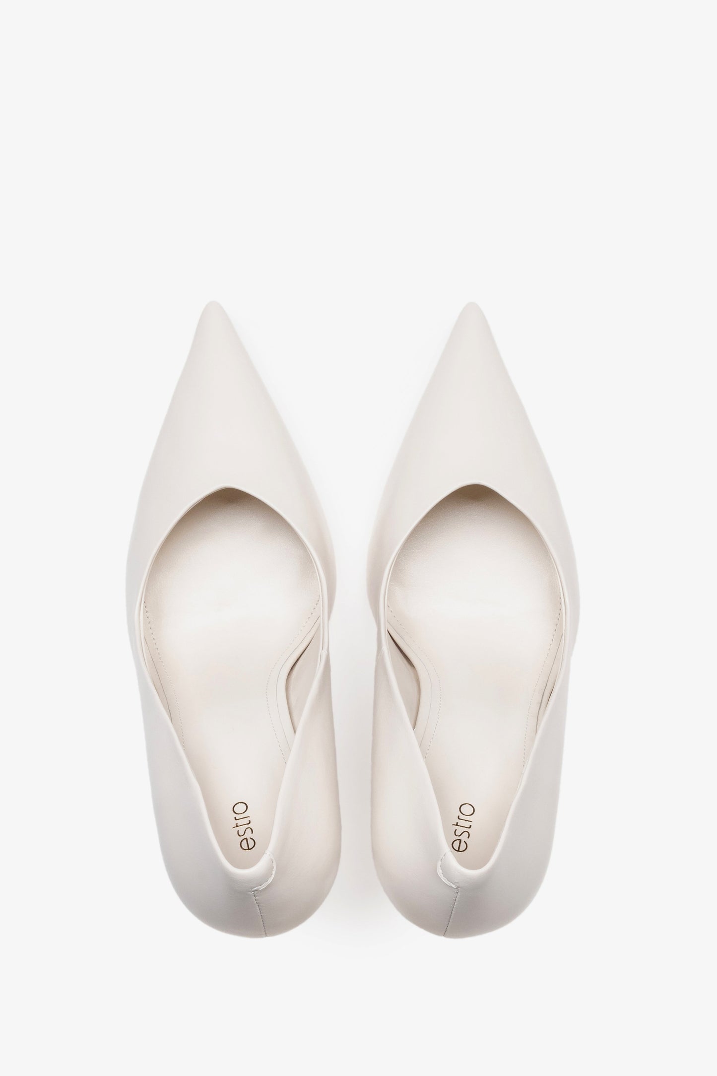 Weiße Damen-Pumps von oben als Paar mit spitzer Schuhspitze und Lederdecksohle