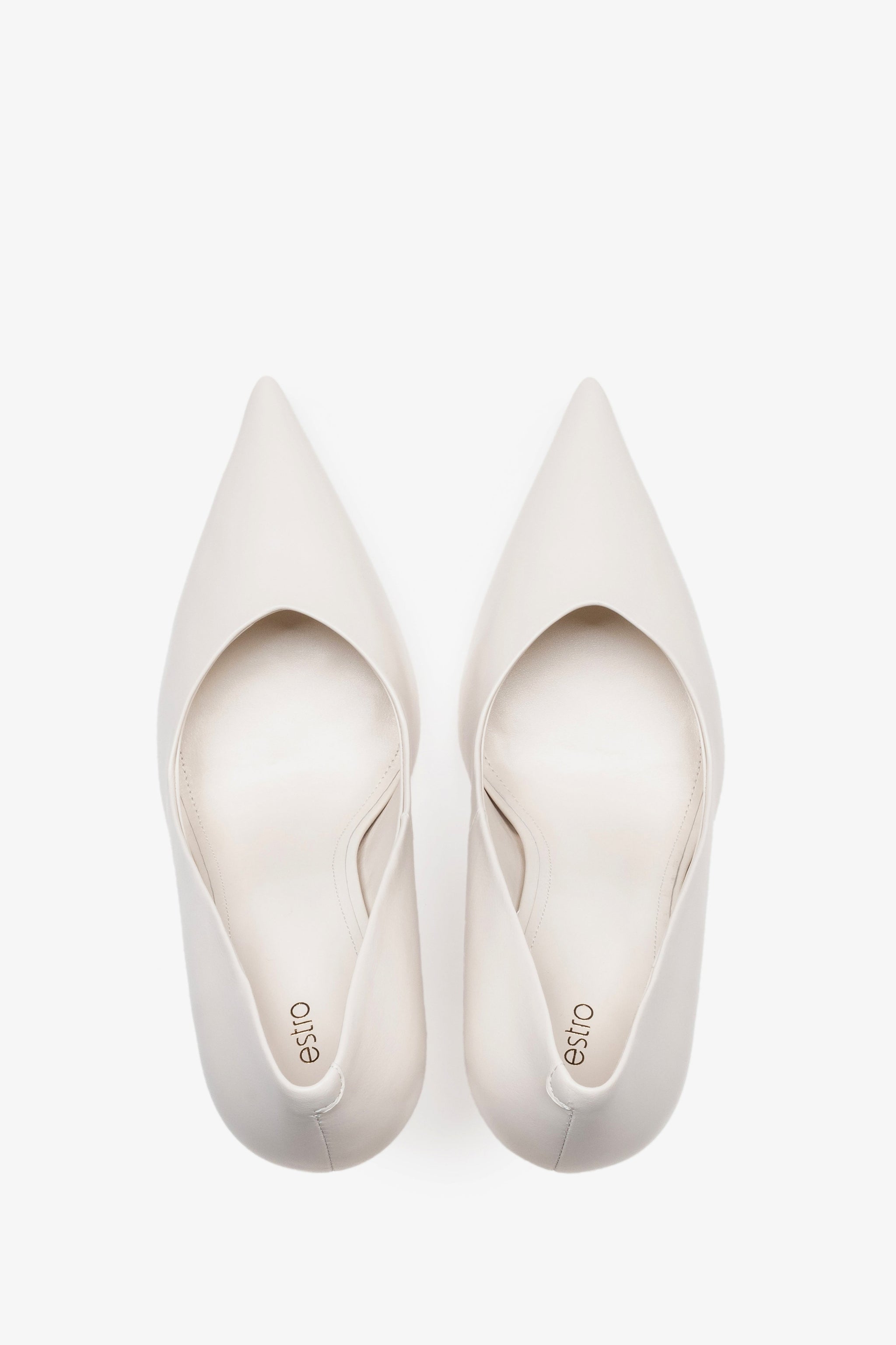 Weiße Damen-Pumps von oben als Paar mit spitzer Schuhspitze und Lederdecksohle