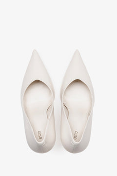 Weiße Damen-Pumps von oben als Paar mit spitzer Schuhspitze und Lederdecksohle