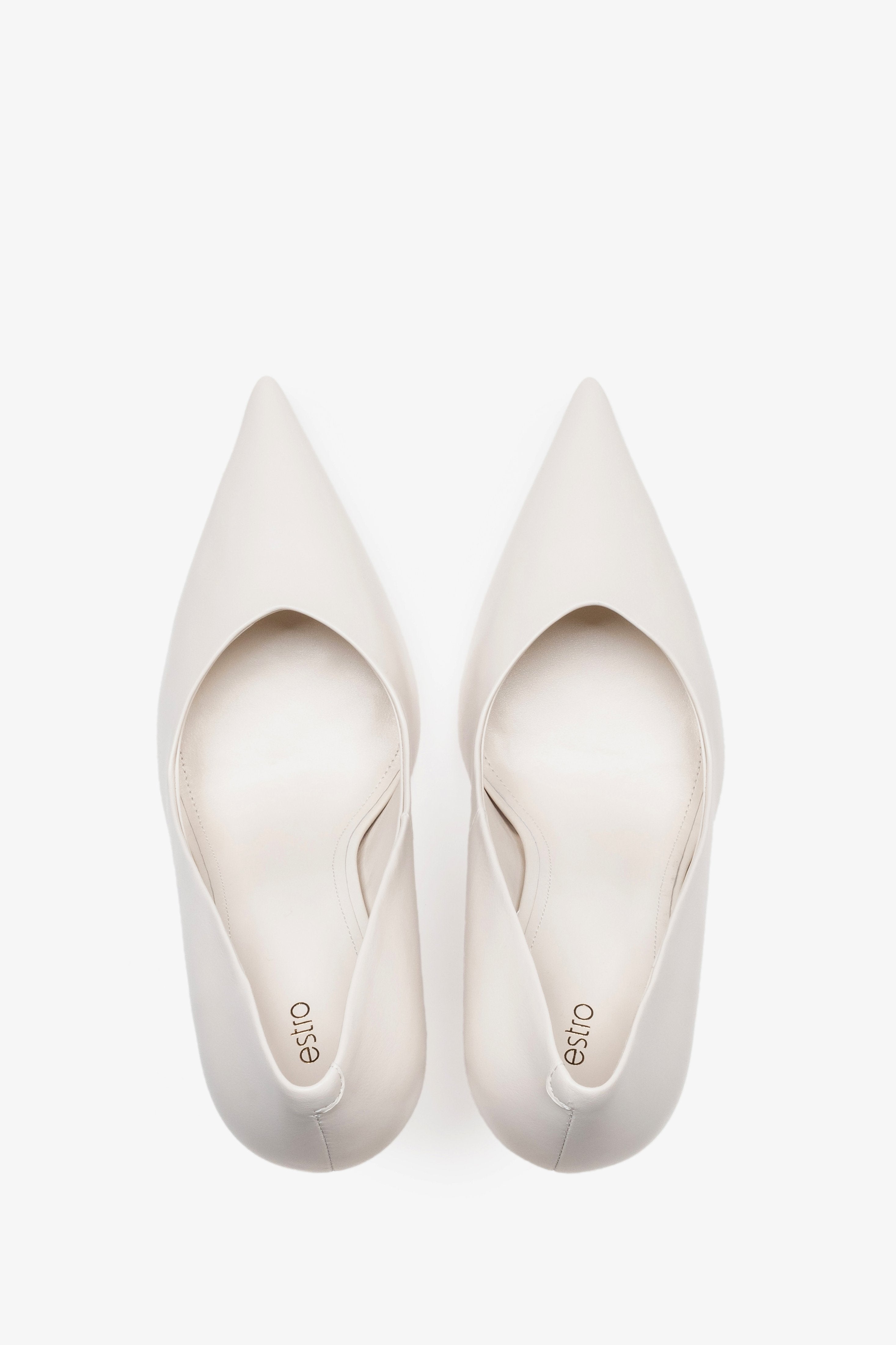 Weiße Damen-Pumps von oben als Paar mit spitzer Schuhspitze und Lederdecksohle
