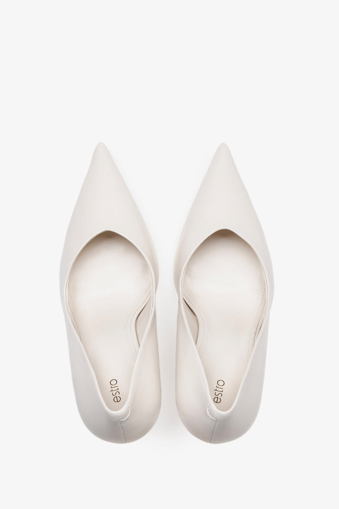 Weiße Damen-Pumps von oben als Paar mit spitzer Schuhspitze und Lederdecksohle