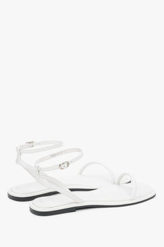 Schräge Ansicht der weißen Damen Sandalen aus Leder von Estro