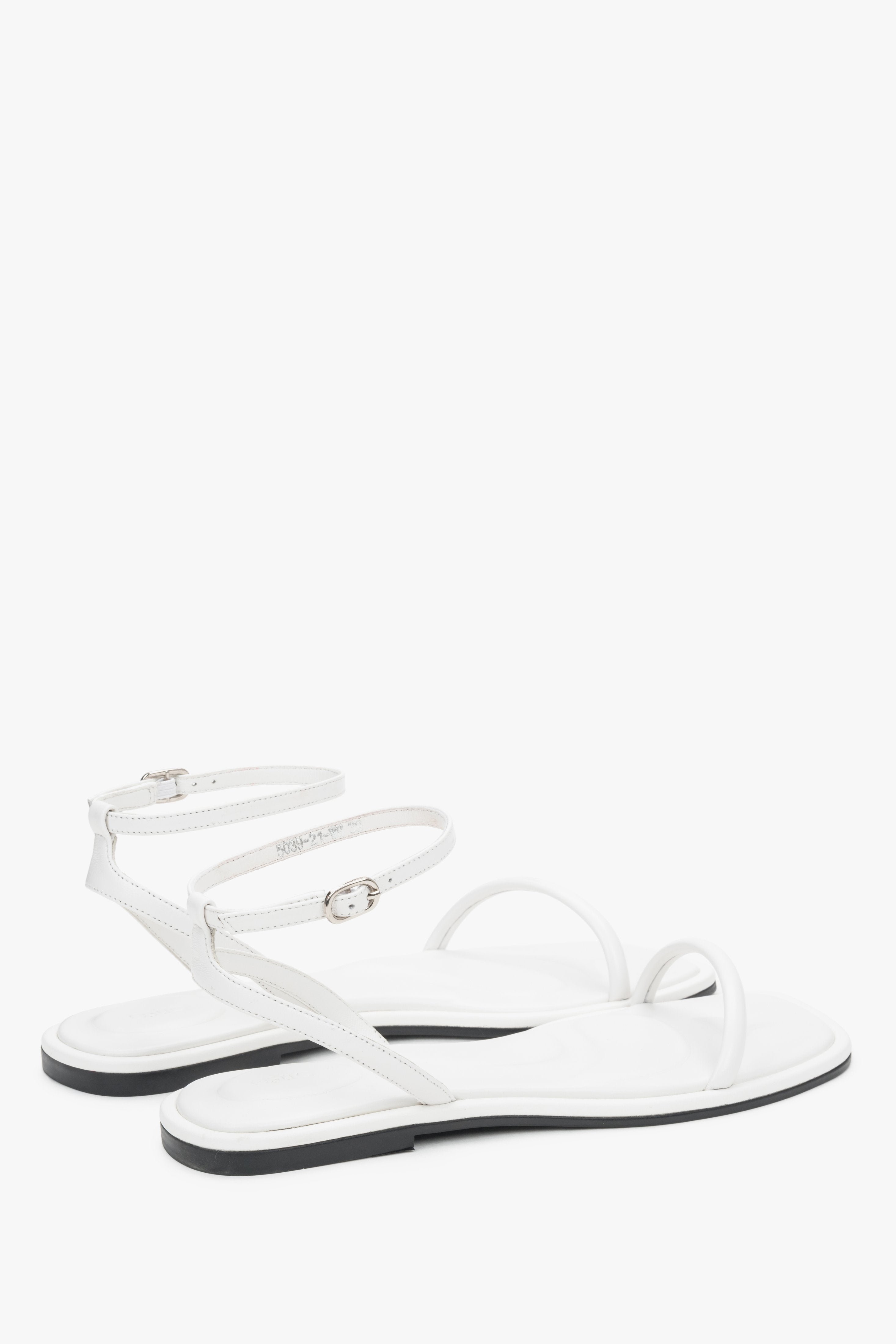 Schräge Ansicht der weißen Damen Sandalen aus Leder von Estro