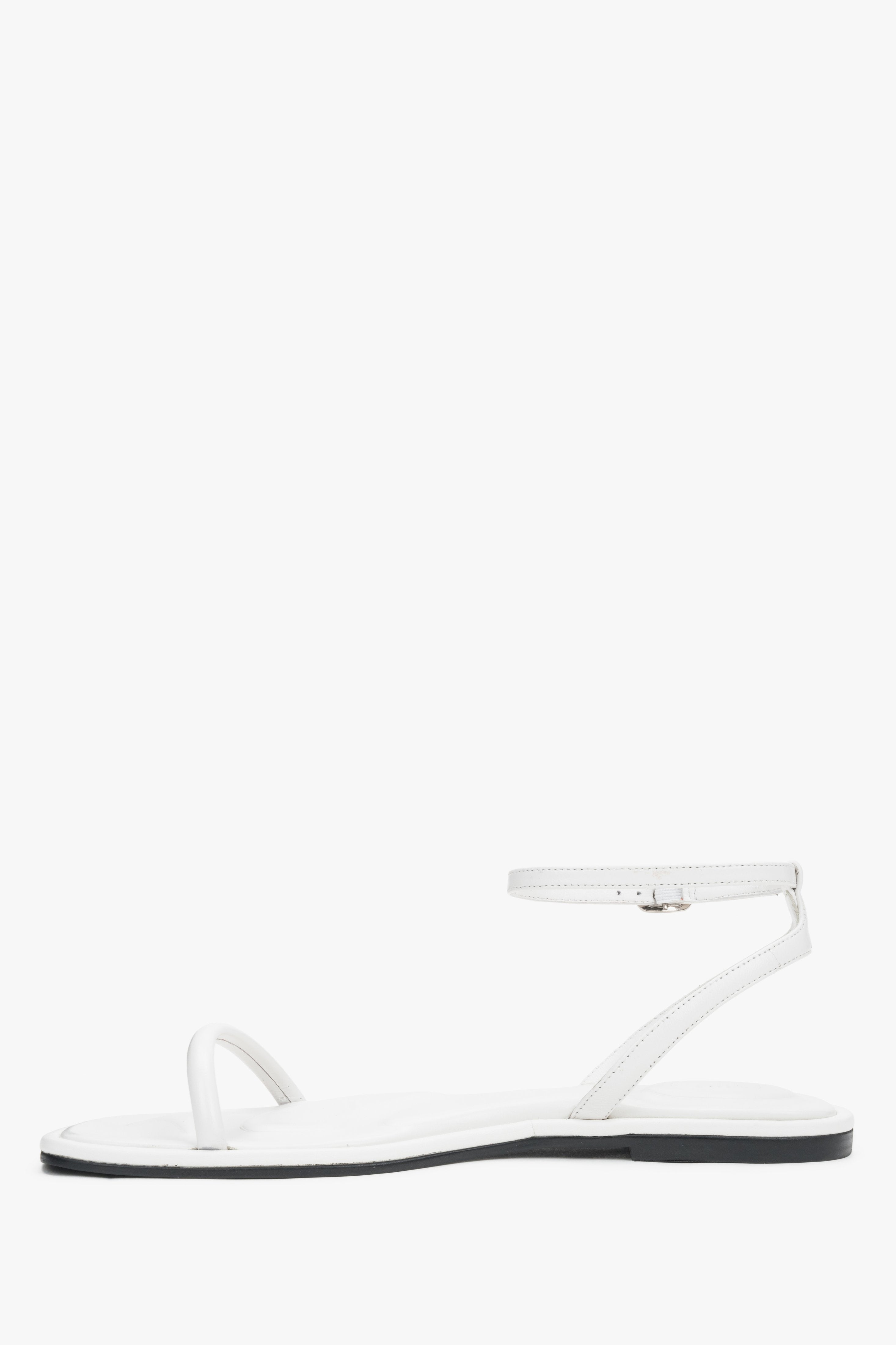 Seitenansicht der weißen Damen Sandalen aus Leder von Estro