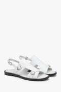 Schräge Ansicht der weißen Damen-Sandalen mit breiten Riemen aus weichem Echtleder.