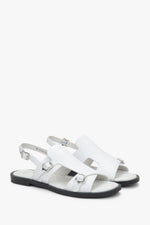 Schräge Ansicht der weißen Damen-Sandalen mit breiten Riemen aus weichem Echtleder.