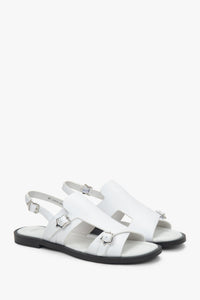 Schräge Ansicht der weißen Damen-Sandalen mit breiten Riemen aus weichem Echtleder.